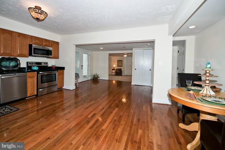 15501 Compton Road Centreville, VA 20121 - Photo 20 of 23 Kitchen