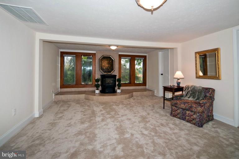 15501 Compton Road Centreville, VA 20121 - Photo 6 of 23 Family Room