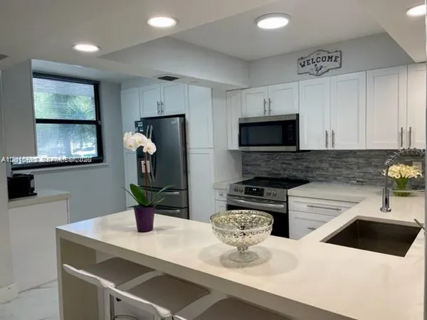 $2,300 | 1266 South Military Trail, Unit 514, Deerfield Beach, FL 33442