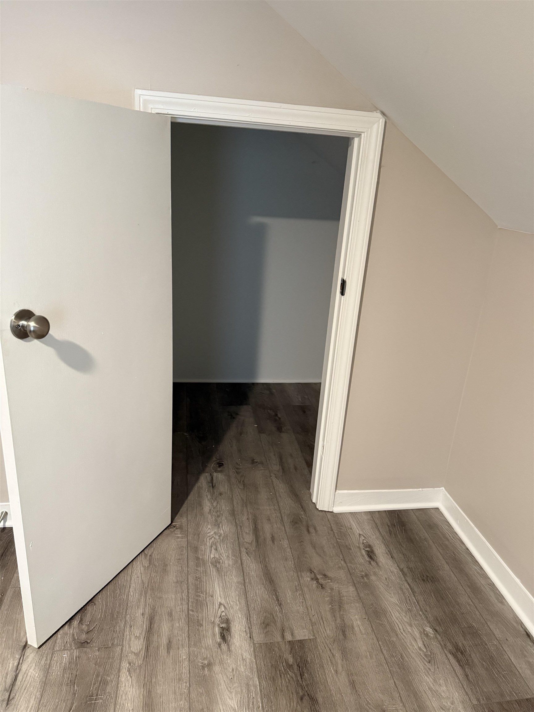 991 McEvers Road Memphis, TN 38111 - Photo 17 of 28 Hall with lofted ceiling and light wood-type flooring
