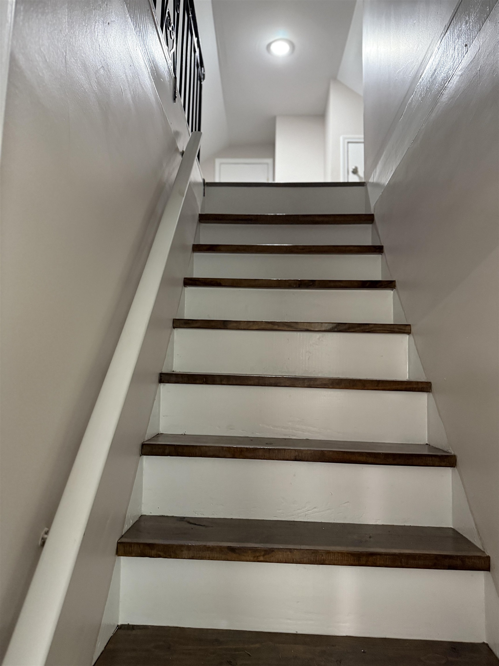 991 McEvers Road Memphis, TN 38111 - Photo 20 of 28 View of stairs