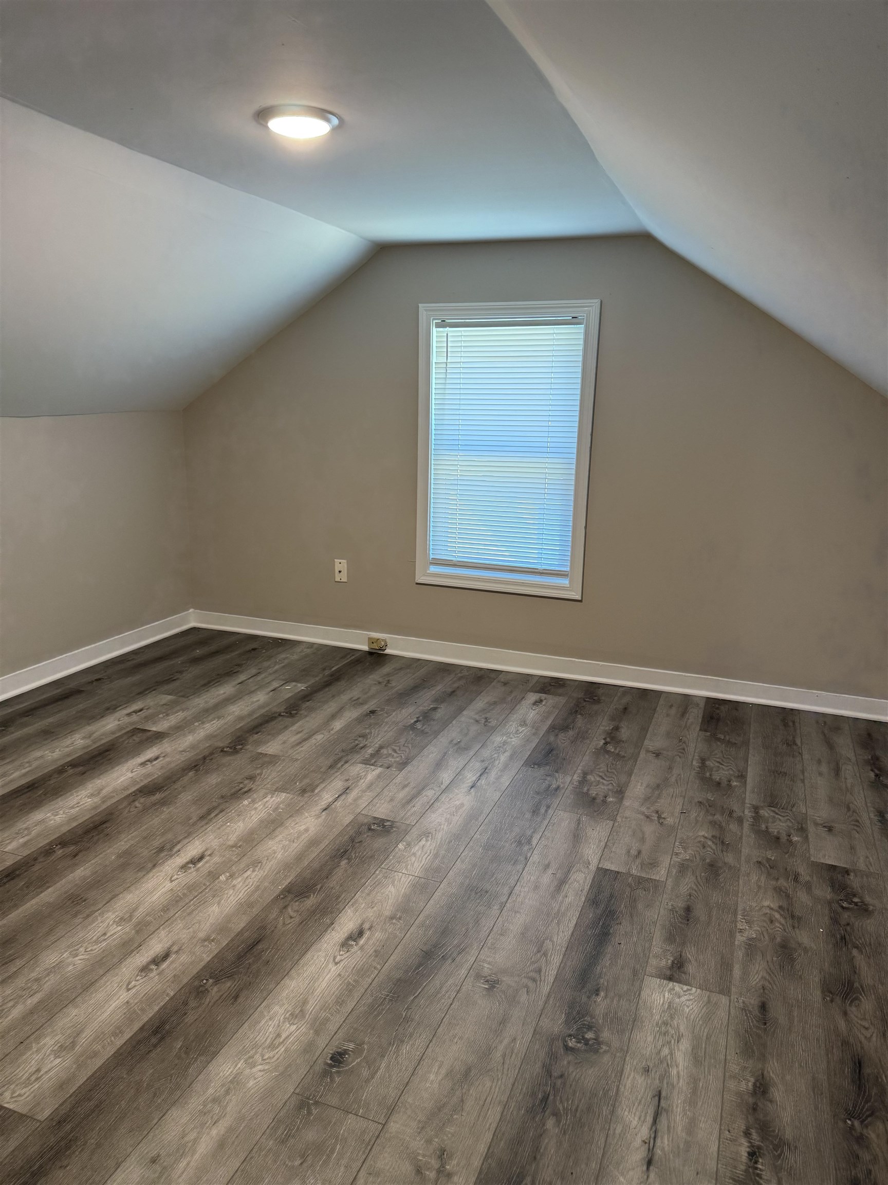 991 McEvers Road Memphis, TN 38111 - Photo 21 of 28 Bonus room featuring lofted ceiling and wood finished floors