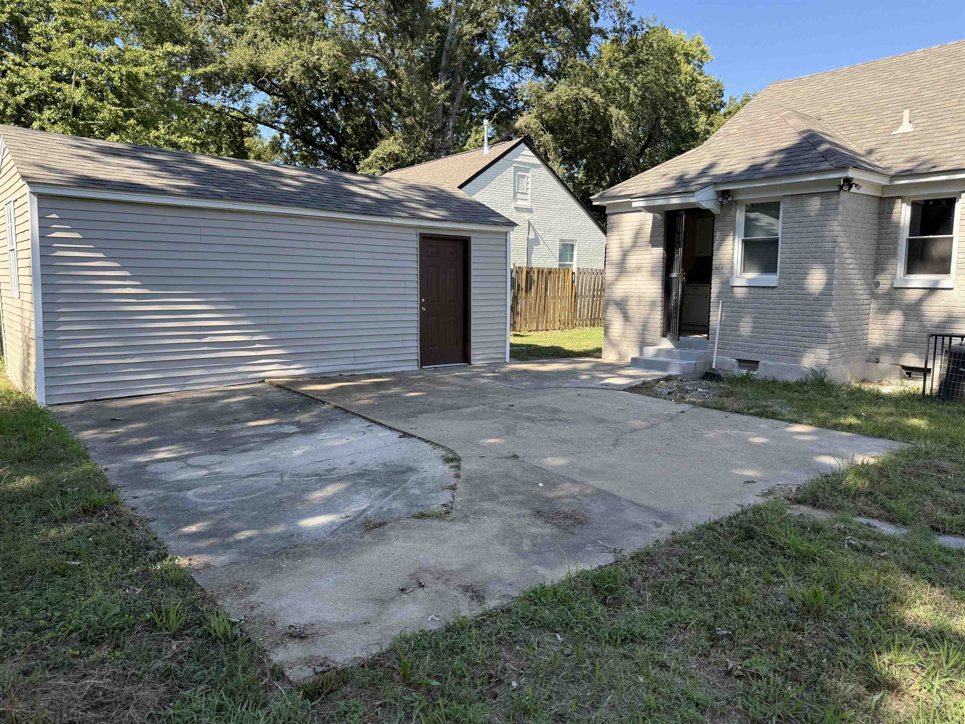 991 McEvers Road Memphis, TN 38111 - Photo 27 of 28 View of garage