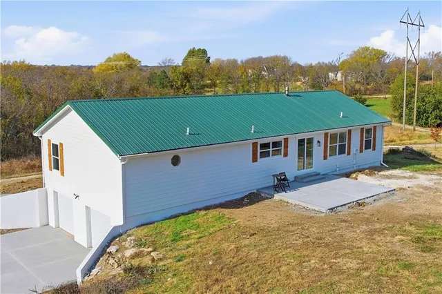 $550,000 | 18450 246th Street, Tonganoxie, KS 66086