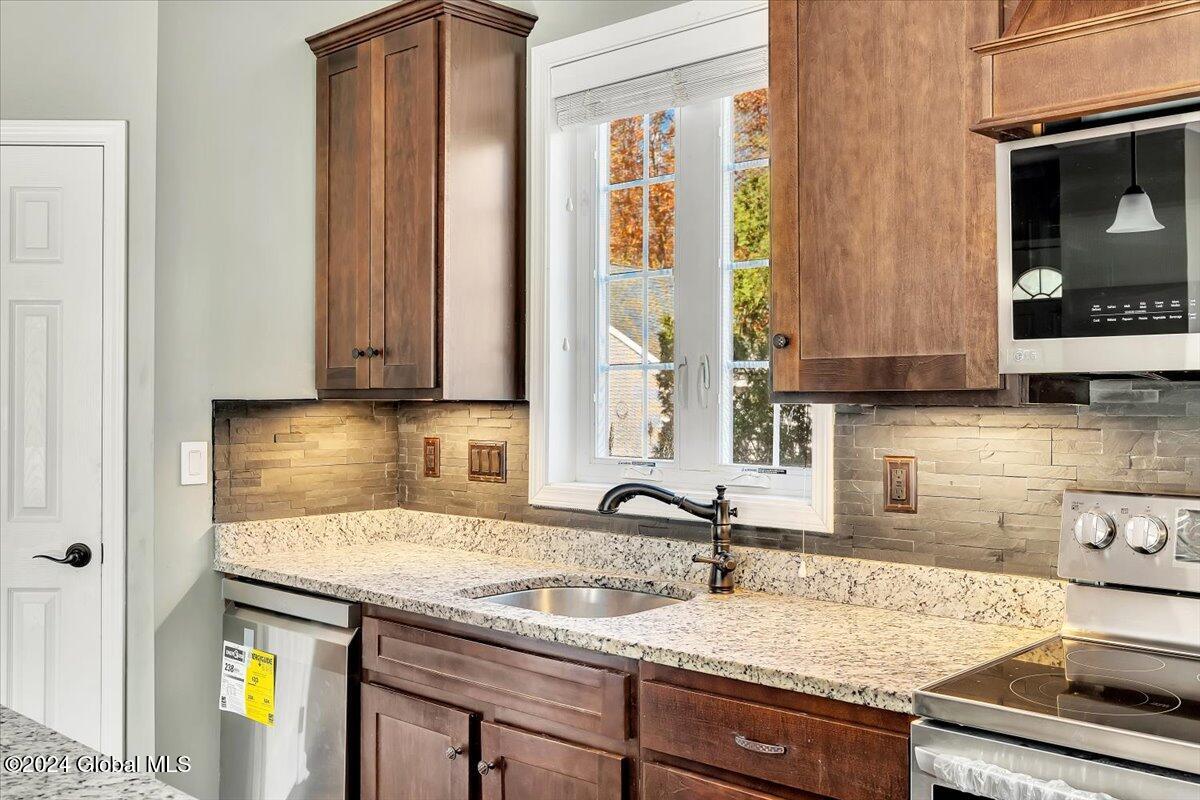 201 Maple Avenue Schenectady, NY 12302 - Photo 9 of 41 11-P1245740