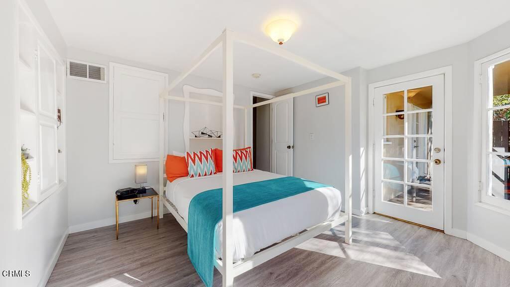 101 South Rockingham Avenue Los Angeles, CA 90049 - Photo 28 of 44 a bedroom with a bed and a window