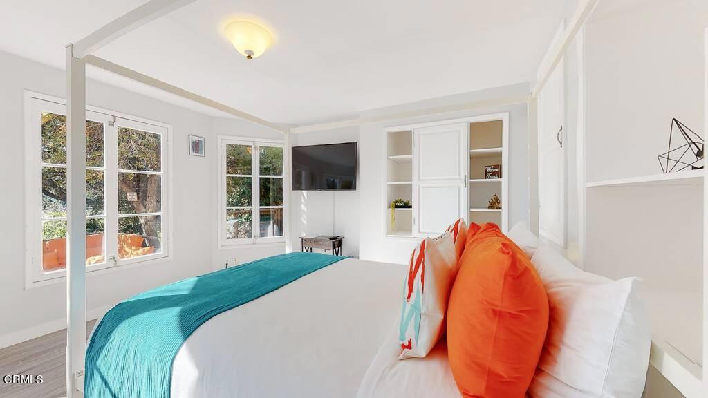 101 South Rockingham Avenue Los Angeles, CA 90049 - Photo 29 of 44 a bedroom with a bed and a window