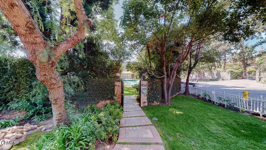 101 South Rockingham Avenue Los Angeles, CA 90049 - Photo 39 of 44 a view of a garden with pathway