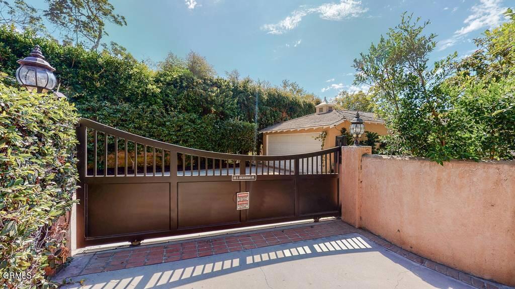 101 South Rockingham Avenue Los Angeles, CA 90049 - Photo 43 of 44 a view of balcony with wooden floor and fence