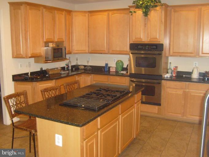 12019 Fort Washington Road Fort Washington, MD 20744 - Photo 2 of 14 Granite Countertops, Oversize Cabinets... Wow!