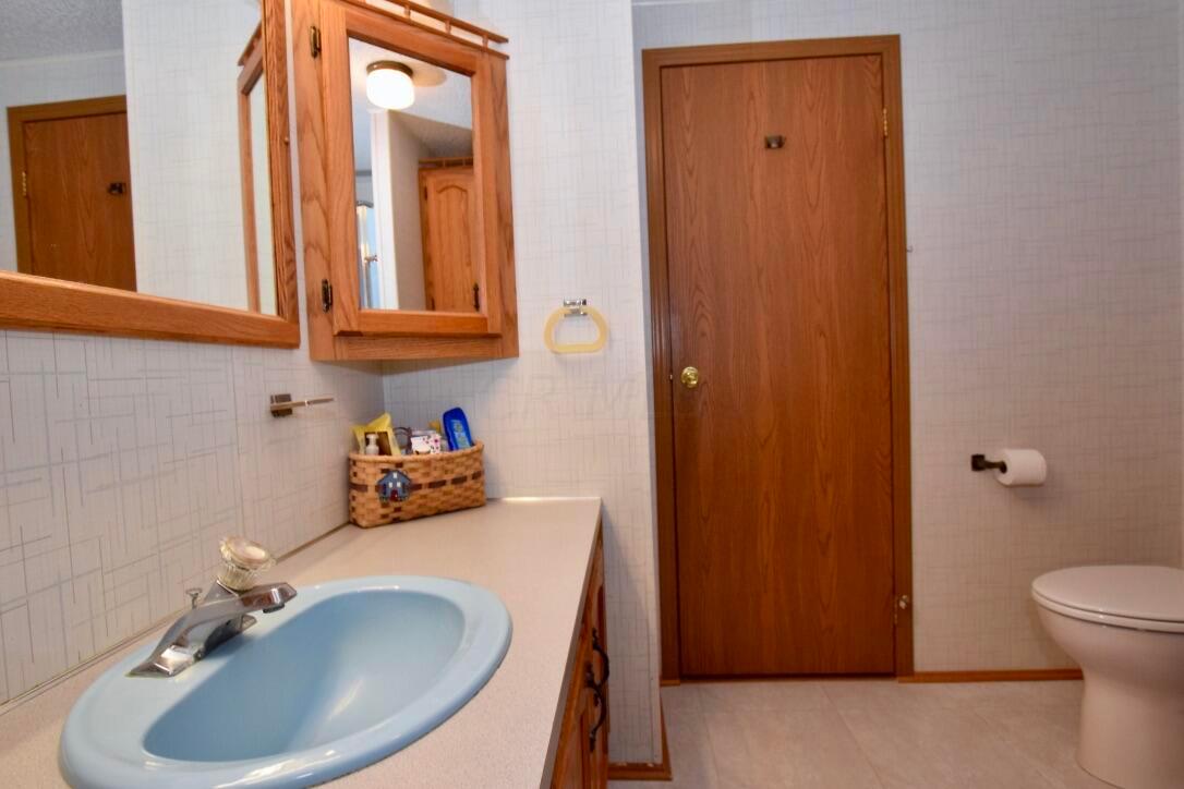 3200 Smeltzer Road, Unit 100 Marion, OH 43302 - Photo 26 of 29 Hall bath