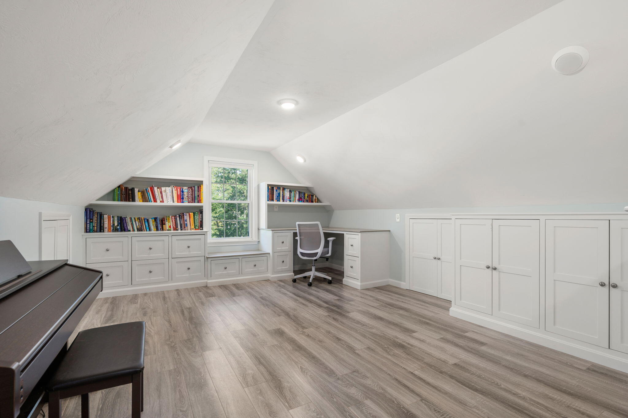 41 Old Fields Road Sandwich, MA 02563 - Photo 23 of 47 a living room with furniture and a wooden floor