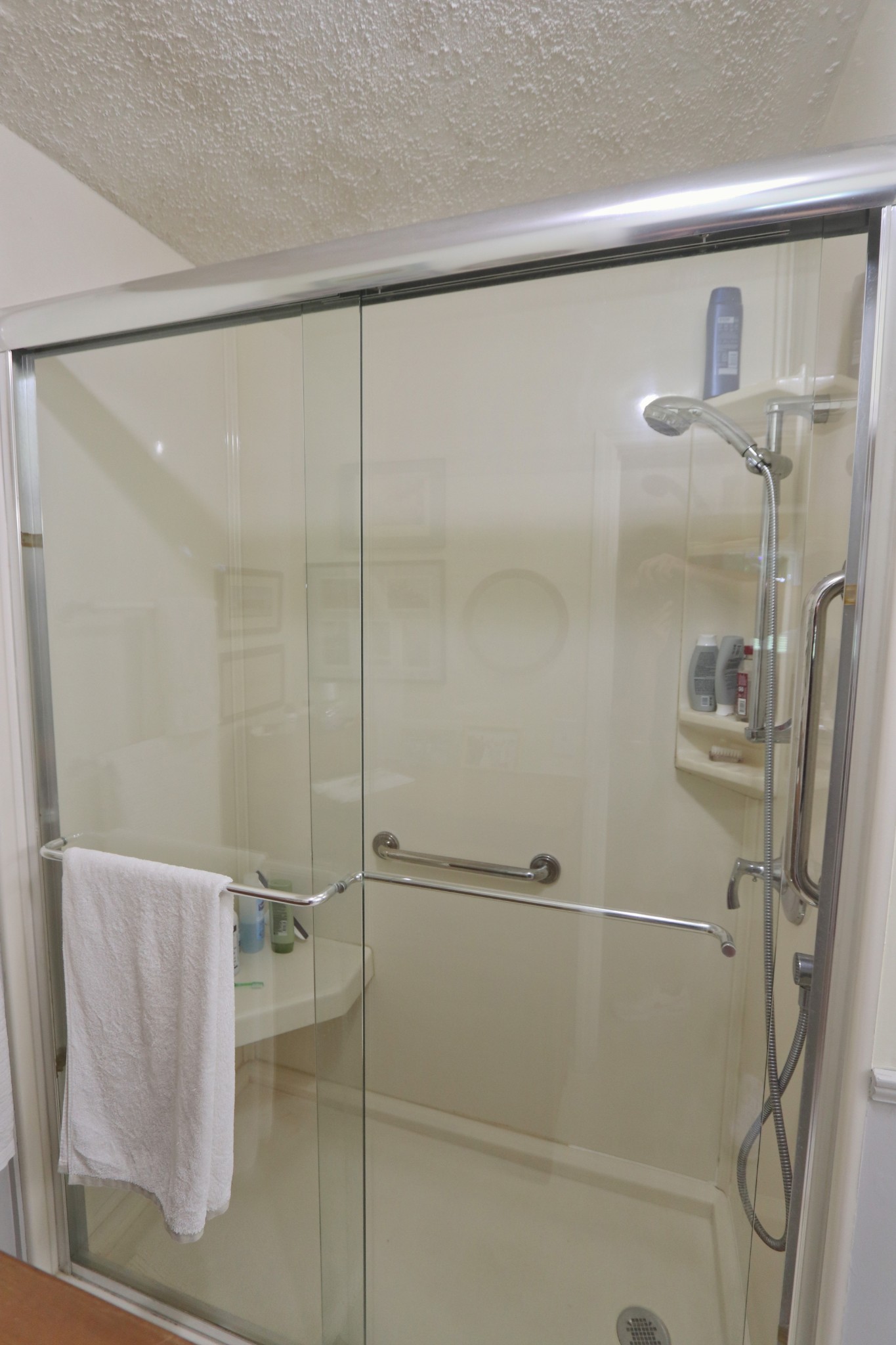 6930 Beasleys Bend Road Lebanon, TN 37087 - Photo 15 of 26 a bathroom with a glass shower door