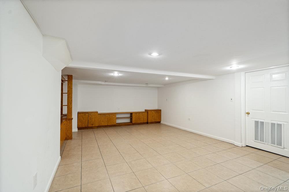 15 Morris Drive Syosset, NY 11791 - Photo 27 of 32 a view of an empty room