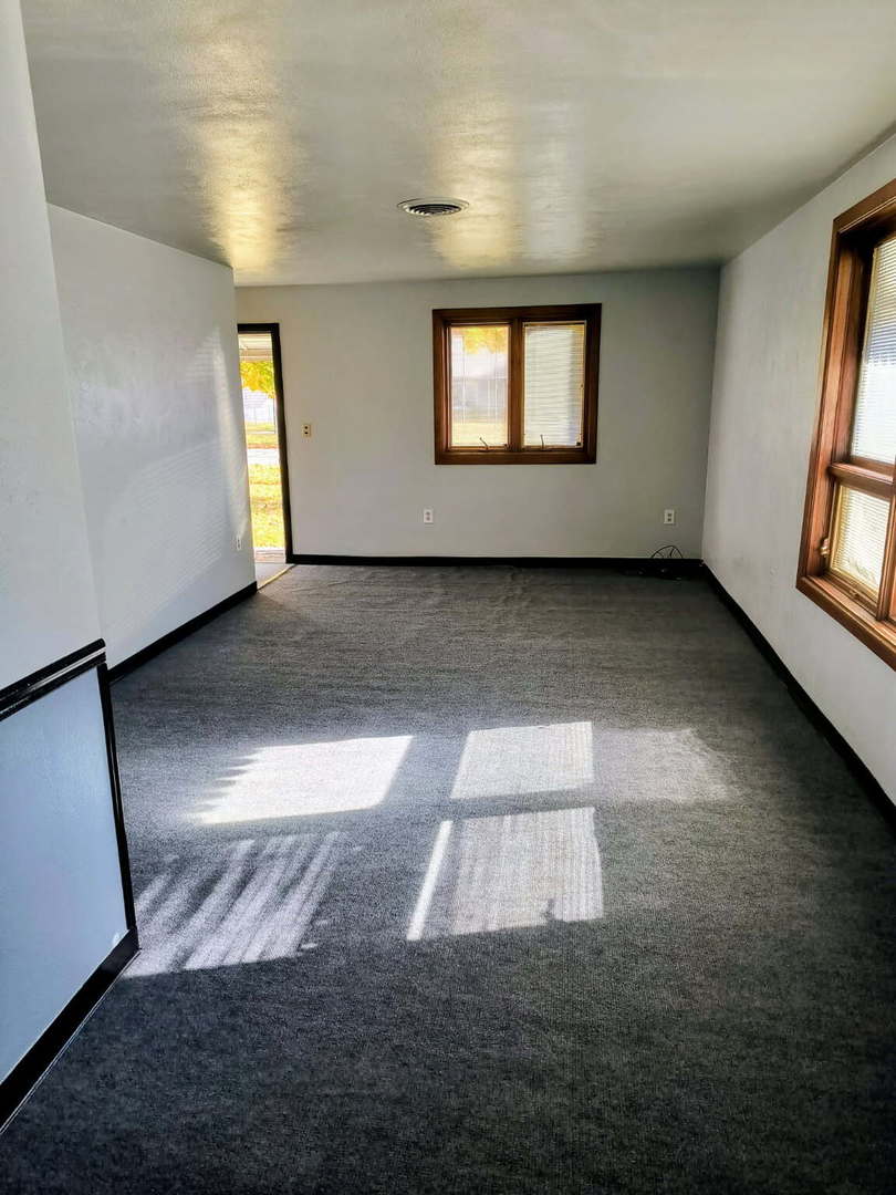 1003 41st Street Moline, IL 61265 - Photo 5 of 17 an empty room with windows