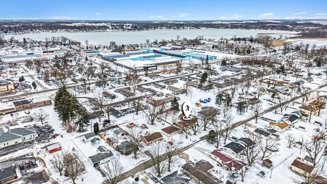 $1 | 206 East Maple Grove Street, Syracuse, IN 46567