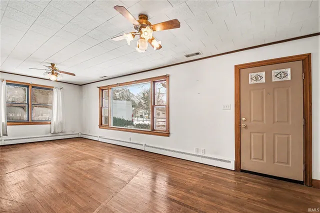 $1 | 206 East Maple Grove Street, Syracuse, IN 46567