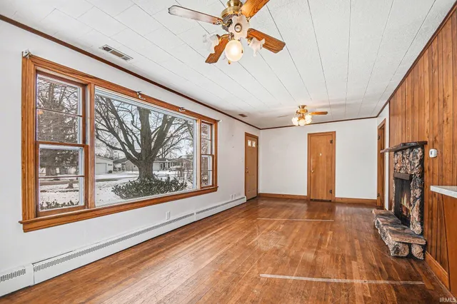 $1 | 206 East Maple Grove Street, Syracuse, IN 46567