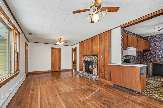 $1 | 206 East Maple Grove Street, Syracuse, IN 46567