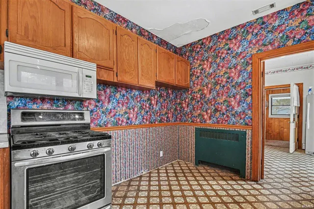 $1 | 206 East Maple Grove Street, Syracuse, IN 46567