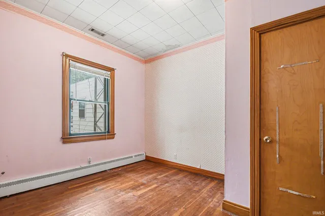 $1 | 206 East Maple Grove Street, Syracuse, IN 46567