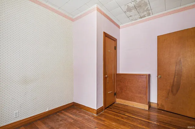 $1 | 206 East Maple Grove Street, Syracuse, IN 46567