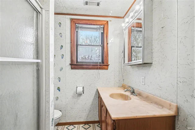 $1 | 206 East Maple Grove Street, Syracuse, IN 46567