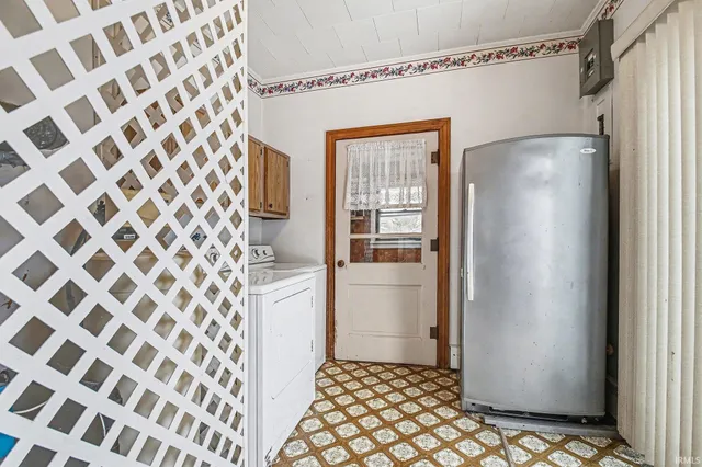 $1 | 206 East Maple Grove Street, Syracuse, IN 46567