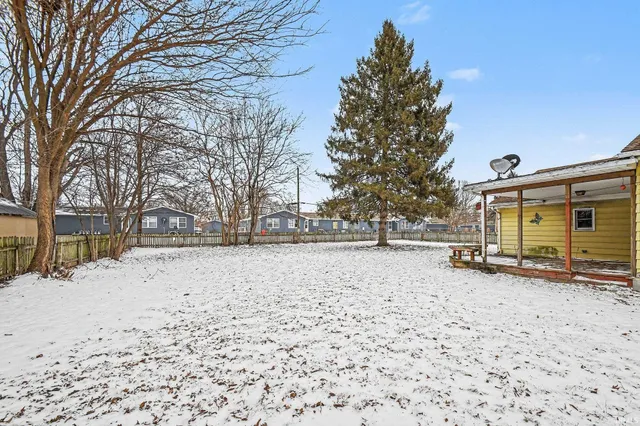 $1 | 206 East Maple Grove Street, Syracuse, IN 46567