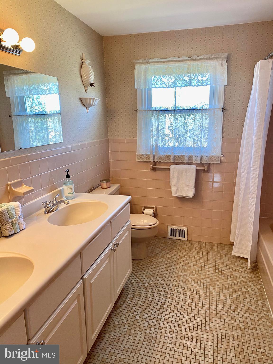 899 Cloverly Road Berwyn, PA 19312 - Photo 26 of 34 Two sinks! Corian one-piece top