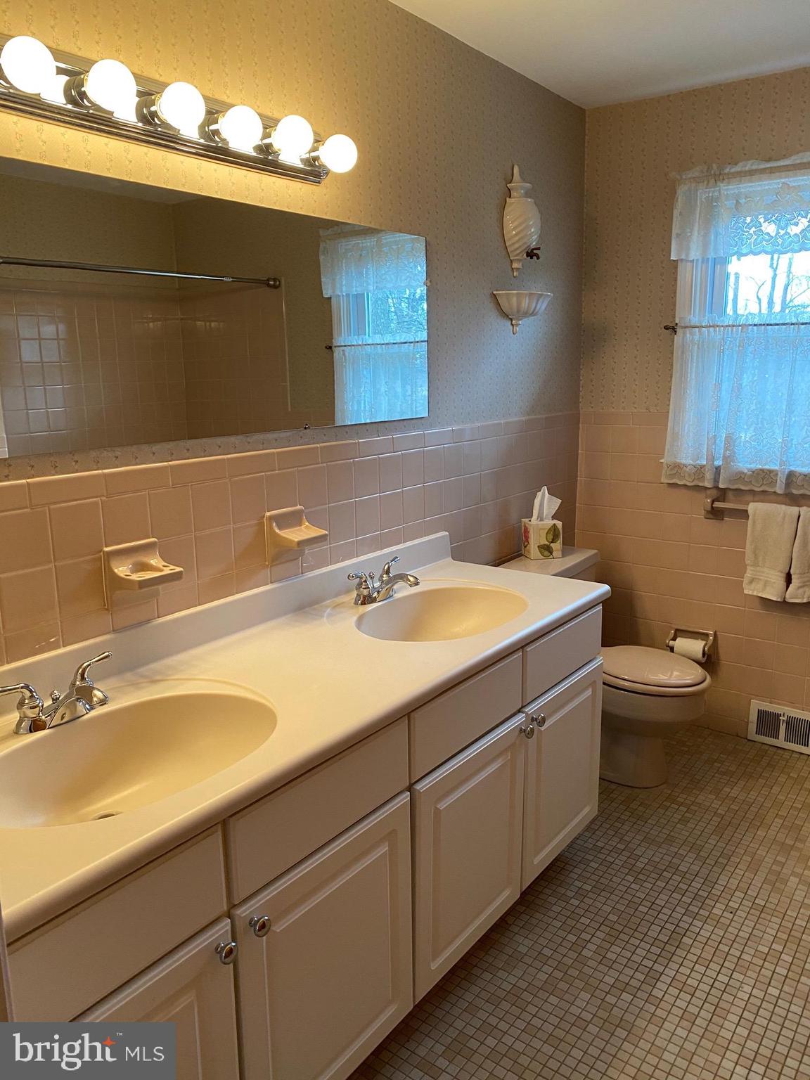 899 Cloverly Road Berwyn, PA 19312 - Photo 28 of 34 Upstairs hall bath fr hall