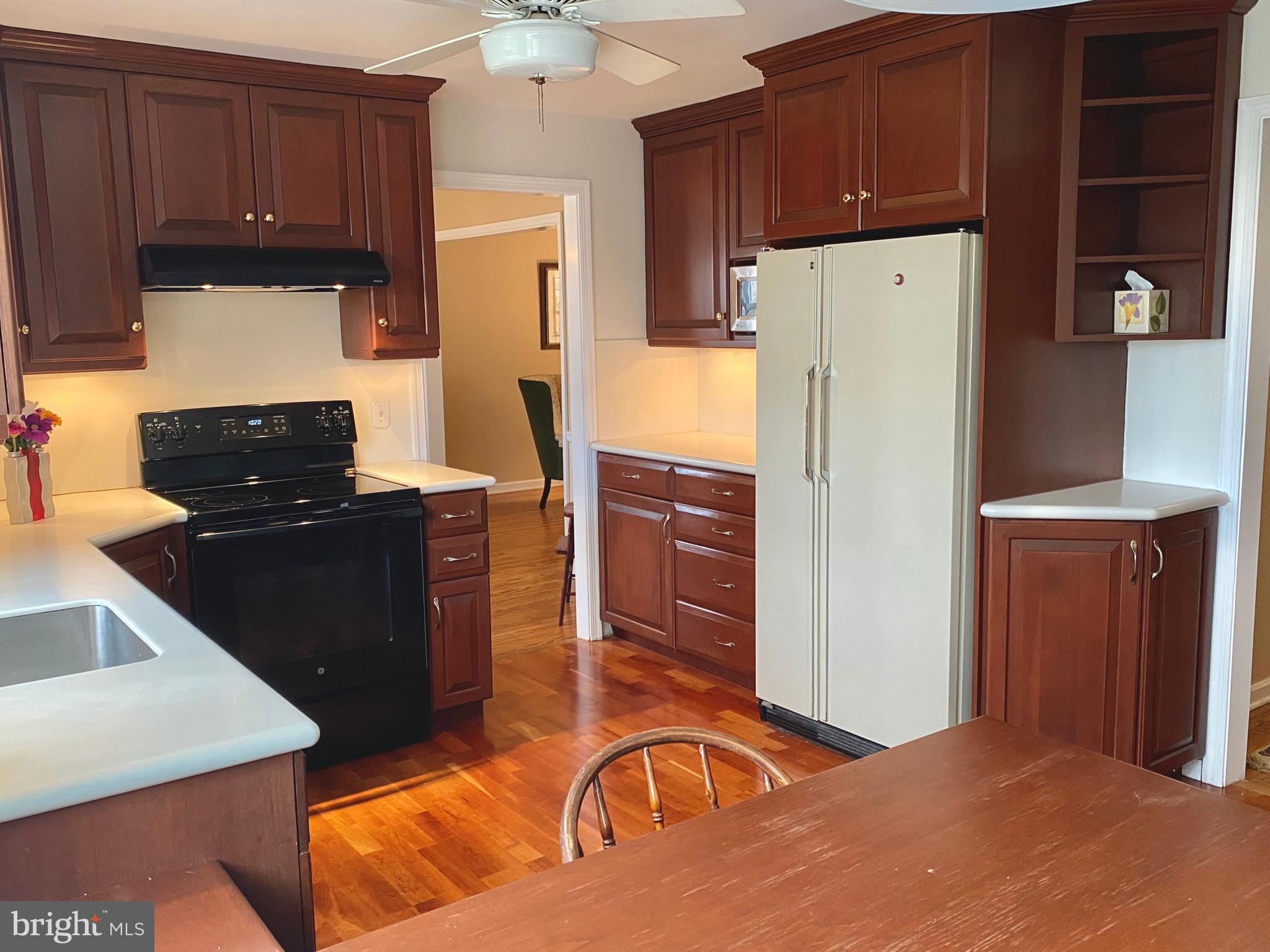 899 Cloverly Road Berwyn, PA 19312 - Photo 8 of 34 New stove and range hood