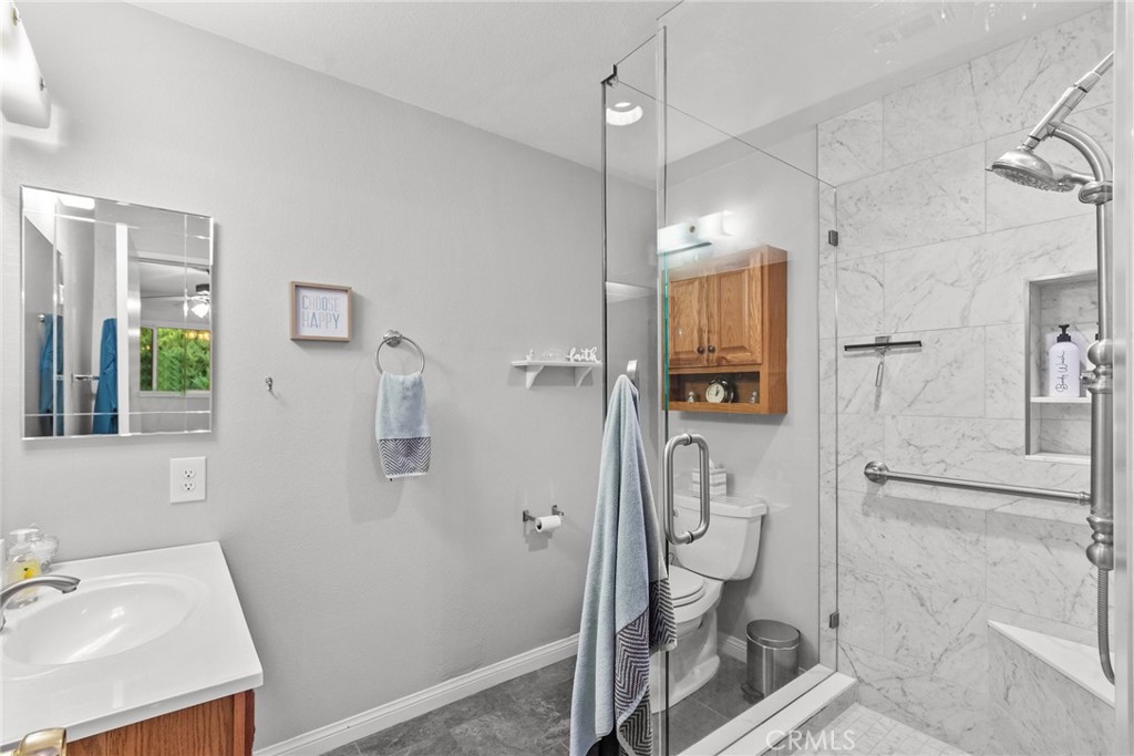 19547 Brendle Way Newhall, CA 91321 - Photo 14 of 30 Primary Bathroom