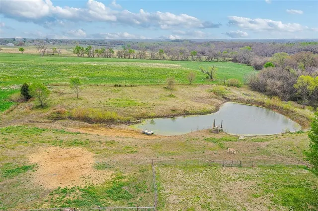 $379,000 | 34530 255th Street, Easton, KS 66020