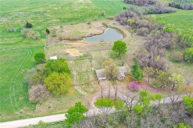 $379,000 | 34530 255th Street, Easton, KS 66020