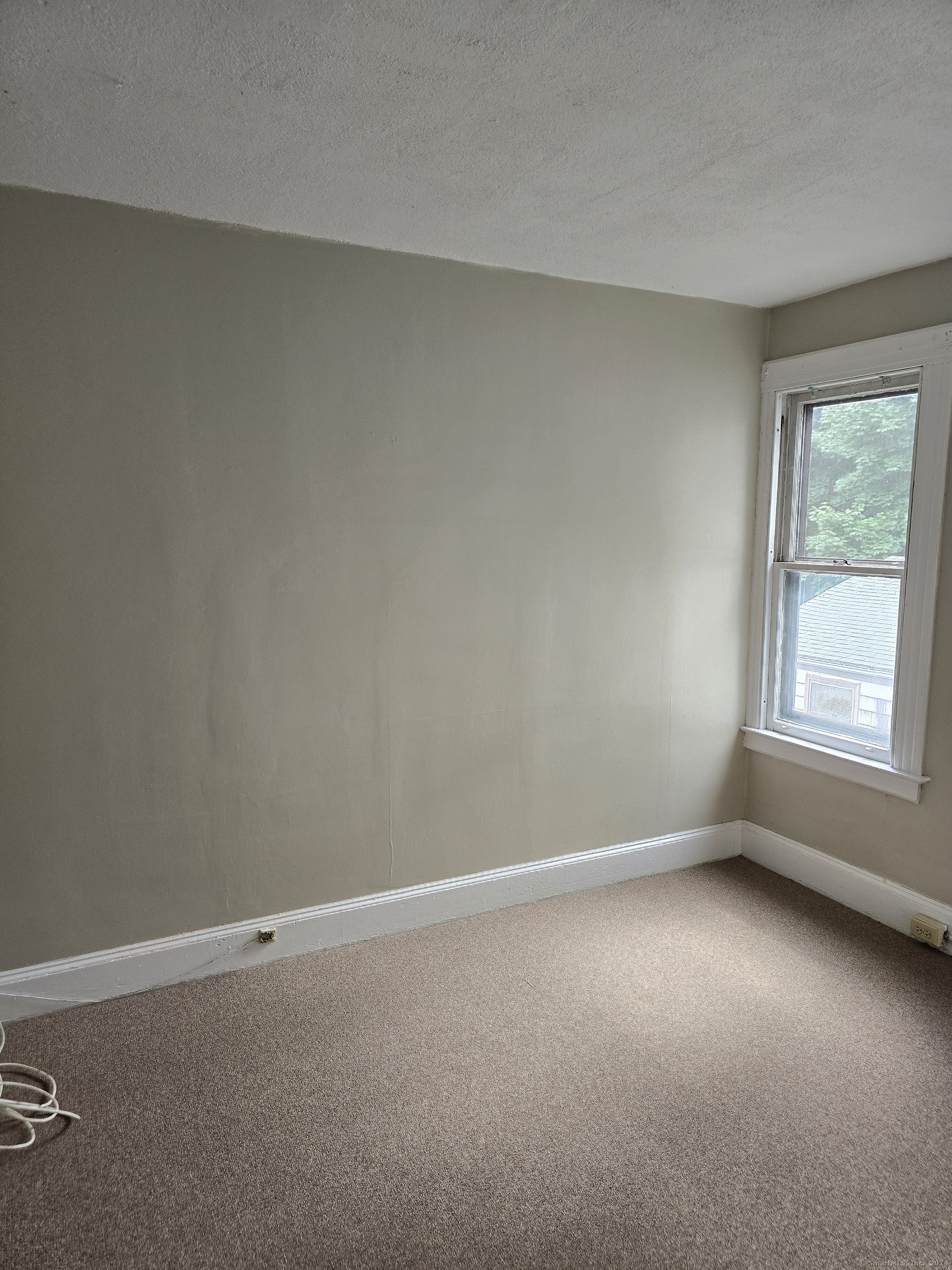 174 South Whitney Street Hartford, CT 06105 - Photo 9 of 10 an empty room with a window