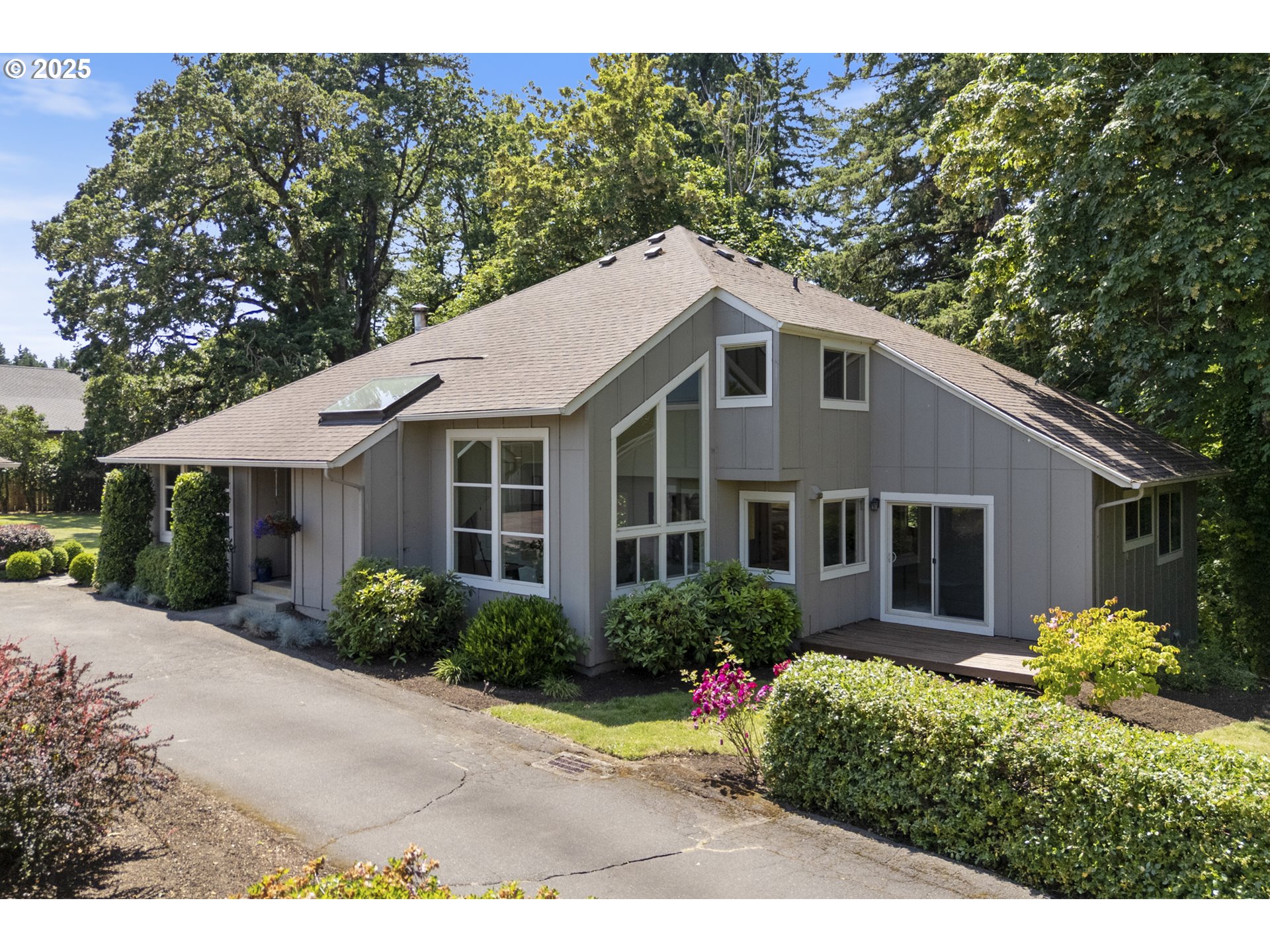 28825 Southwest Grahams Ferry Road Wilsonville, OR 97070 - Photo 2 of 36 a front view of a house with garden