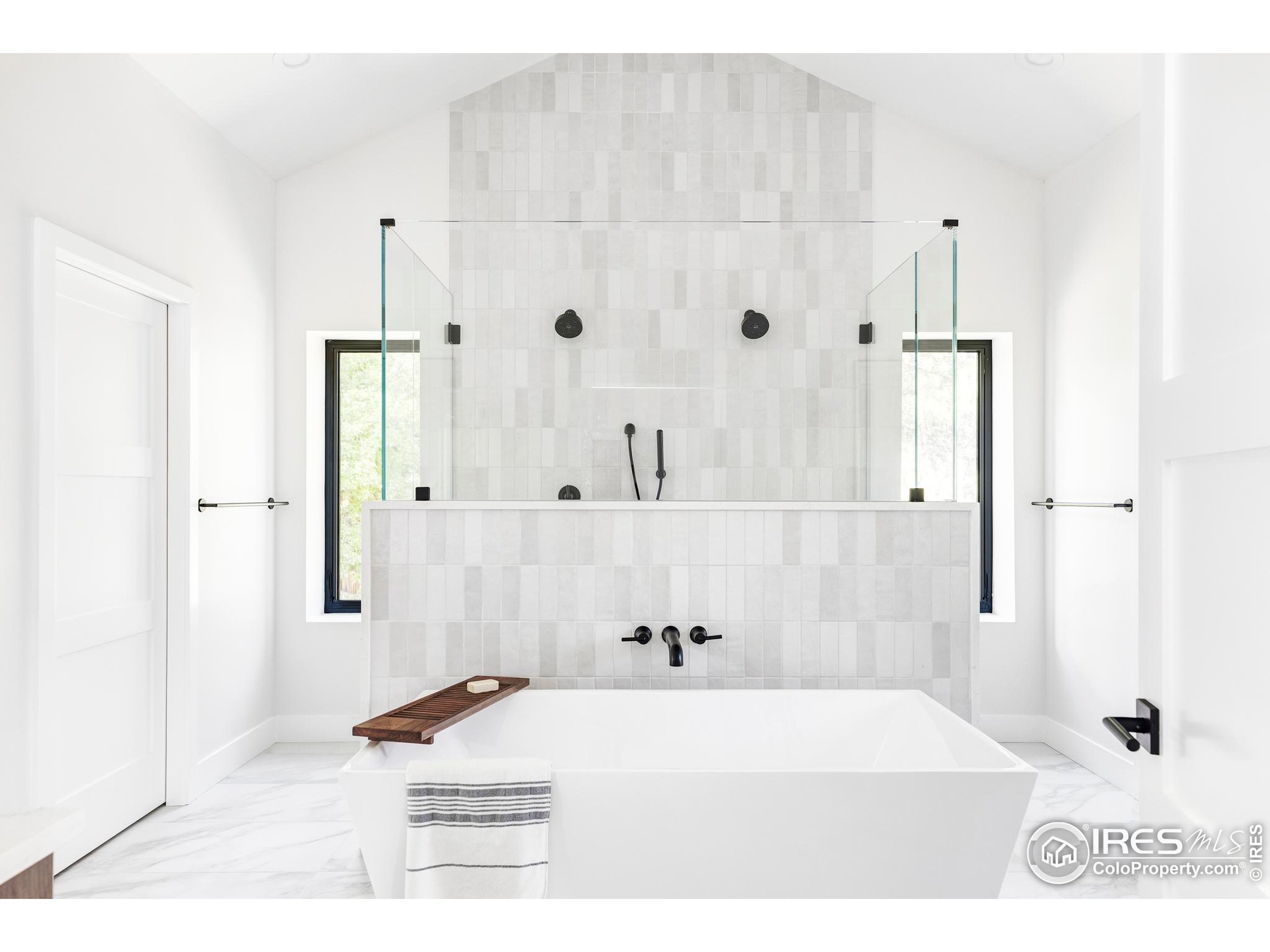 503 Hawthorn Avenue Boulder, CO 80304 - Photo 19 of 27 a bathroom with a bathtub