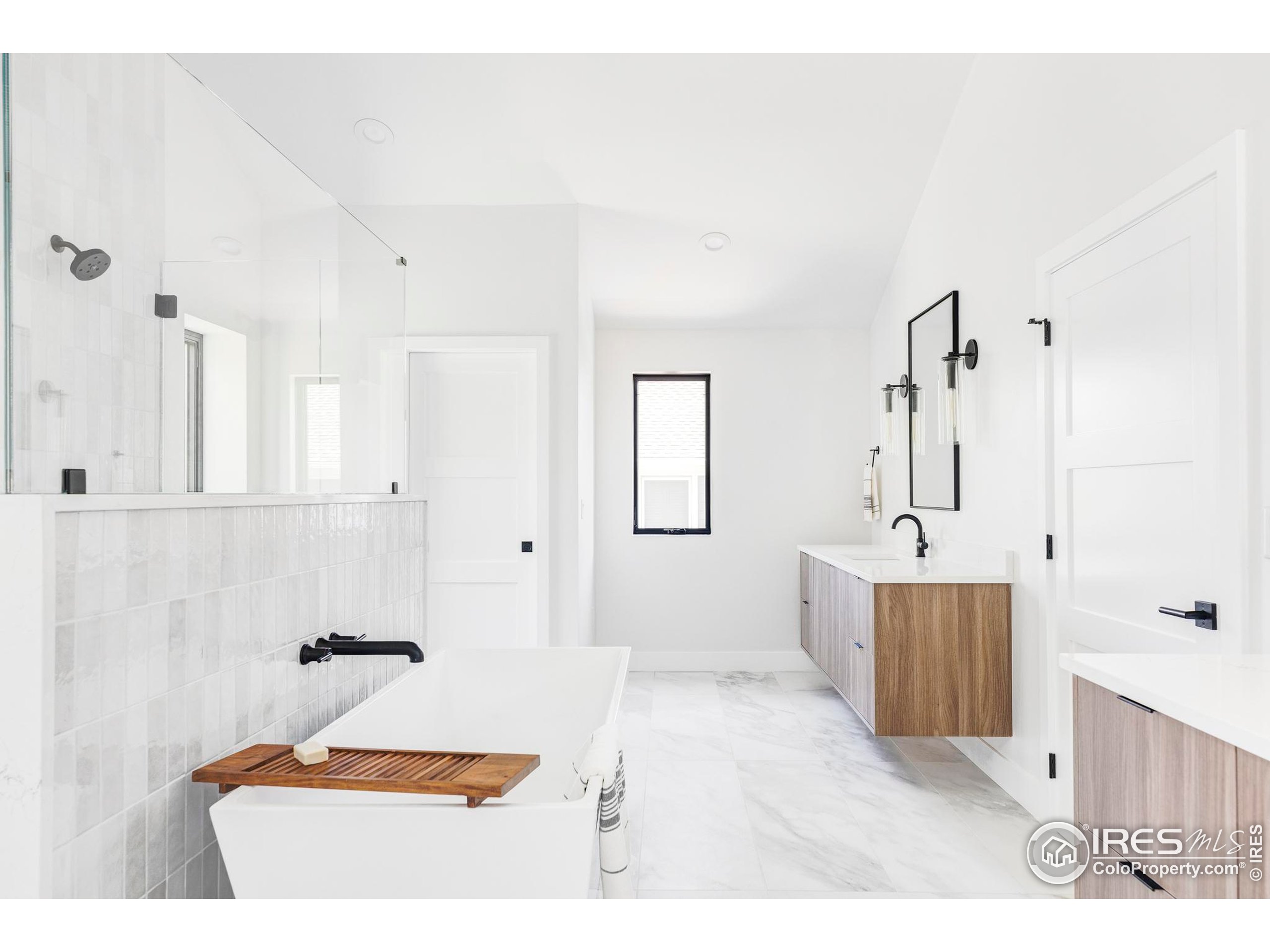503 Hawthorn Avenue Boulder, CO 80304 - Photo 20 of 27 a bathroom with a tub sink and mirror
