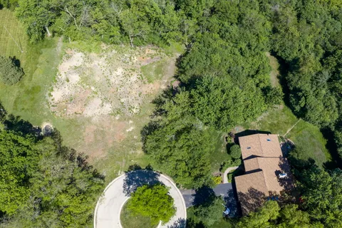 $250,000 | 1 High Point Circle, Hawthorn Woods, IL 60047