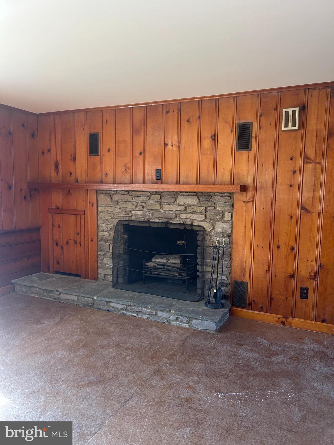 6953 Sladek Road New Hope, PA 18938 - Photo 12 of 25 Livingroom
