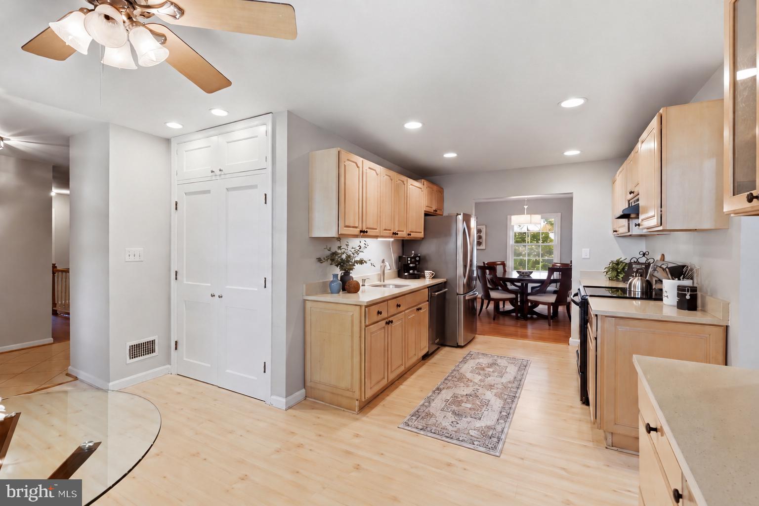 6424 Alloway Court Springfield, VA 22152 - Photo 6 of 36 Gallery Image 6