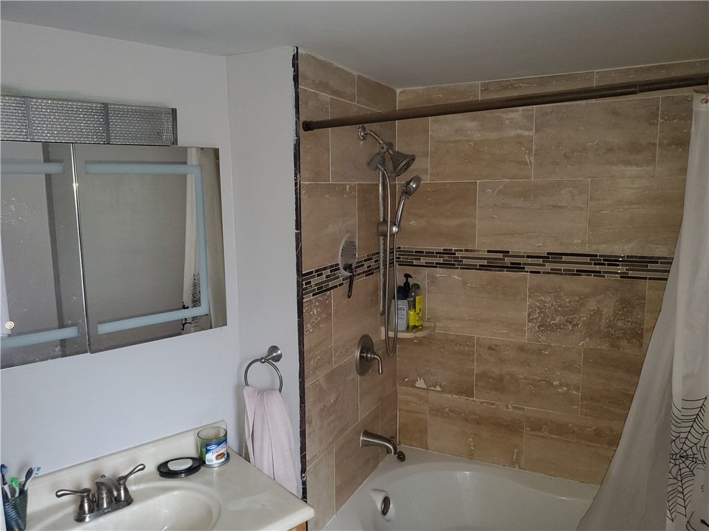 38 Rowe Avenue Warwick, RI 02889 - Photo 15 of 25 Family bath
