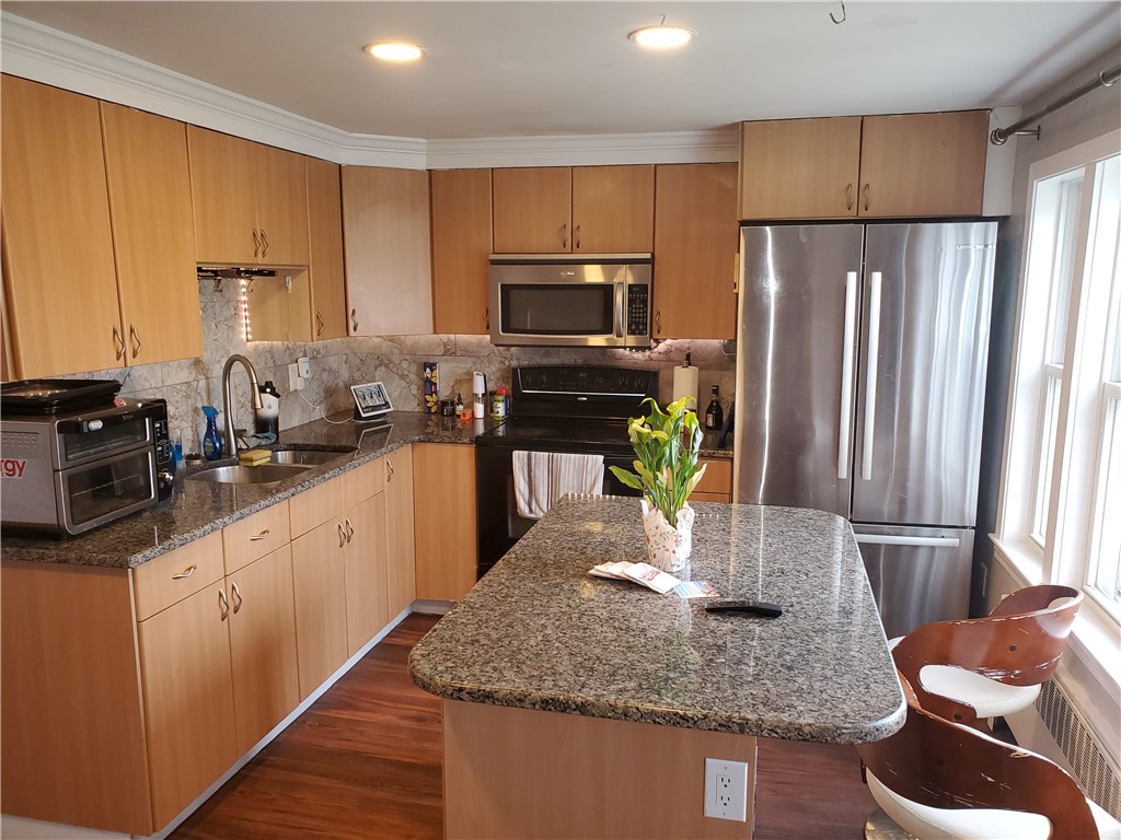 38 Rowe Avenue Warwick, RI 02889 - Photo 5 of 25