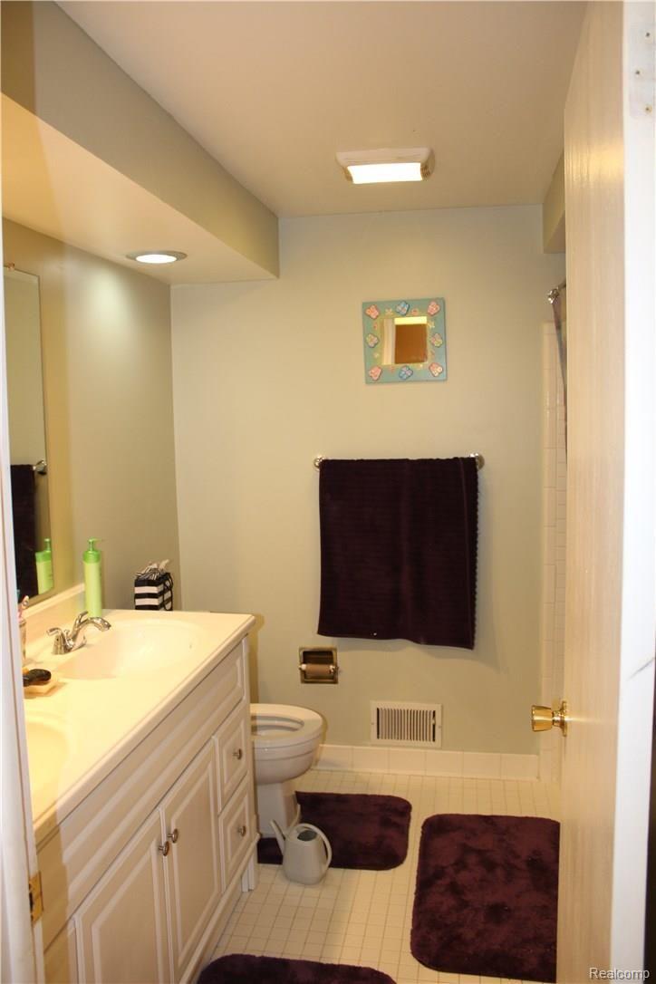 36110 Congress Road Farmington, MI 48335 - Photo 21 of 28 you22.jpg