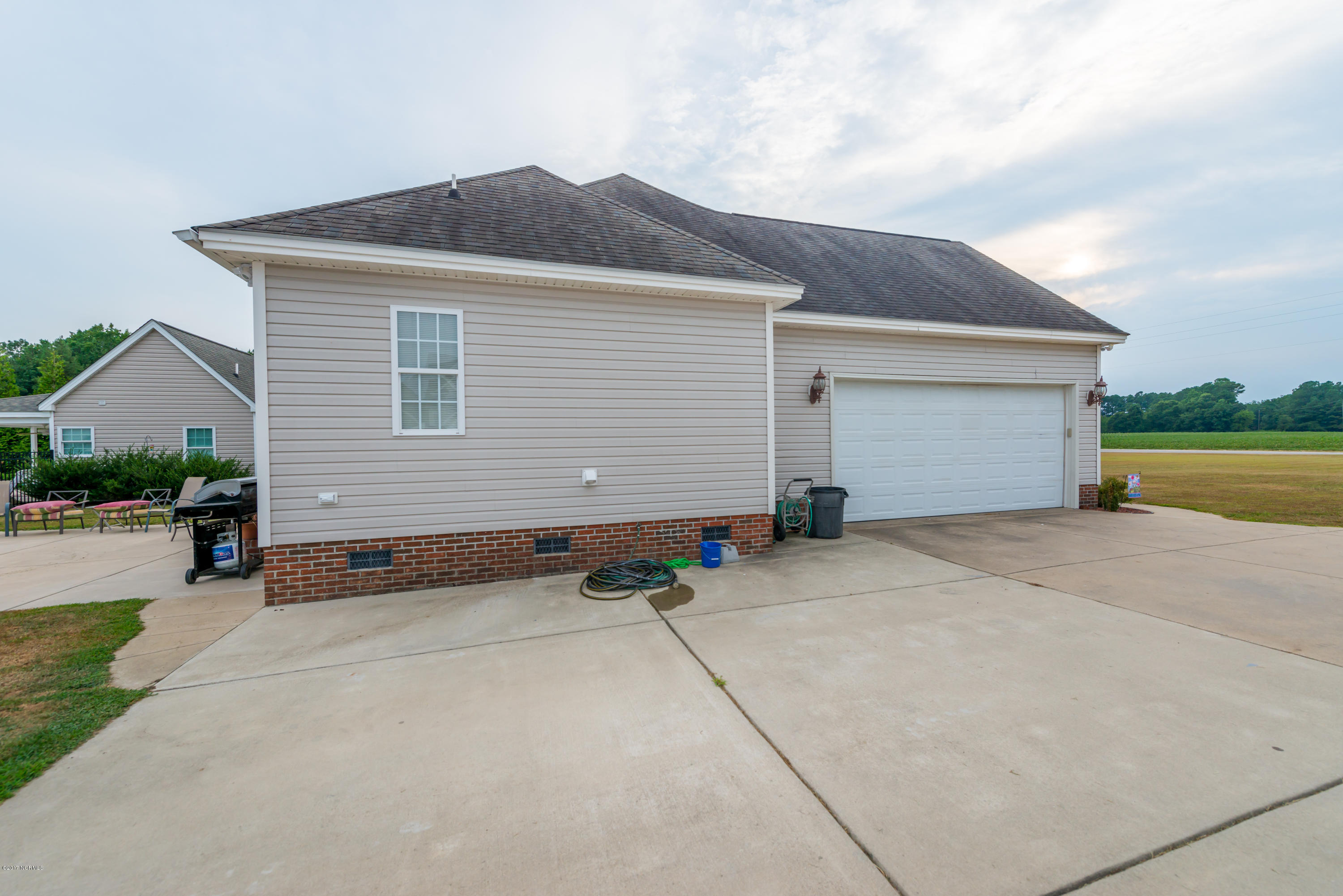 8487 Red Oak Road Battleboro, NC 27809 - Photo 20 of 20 garage