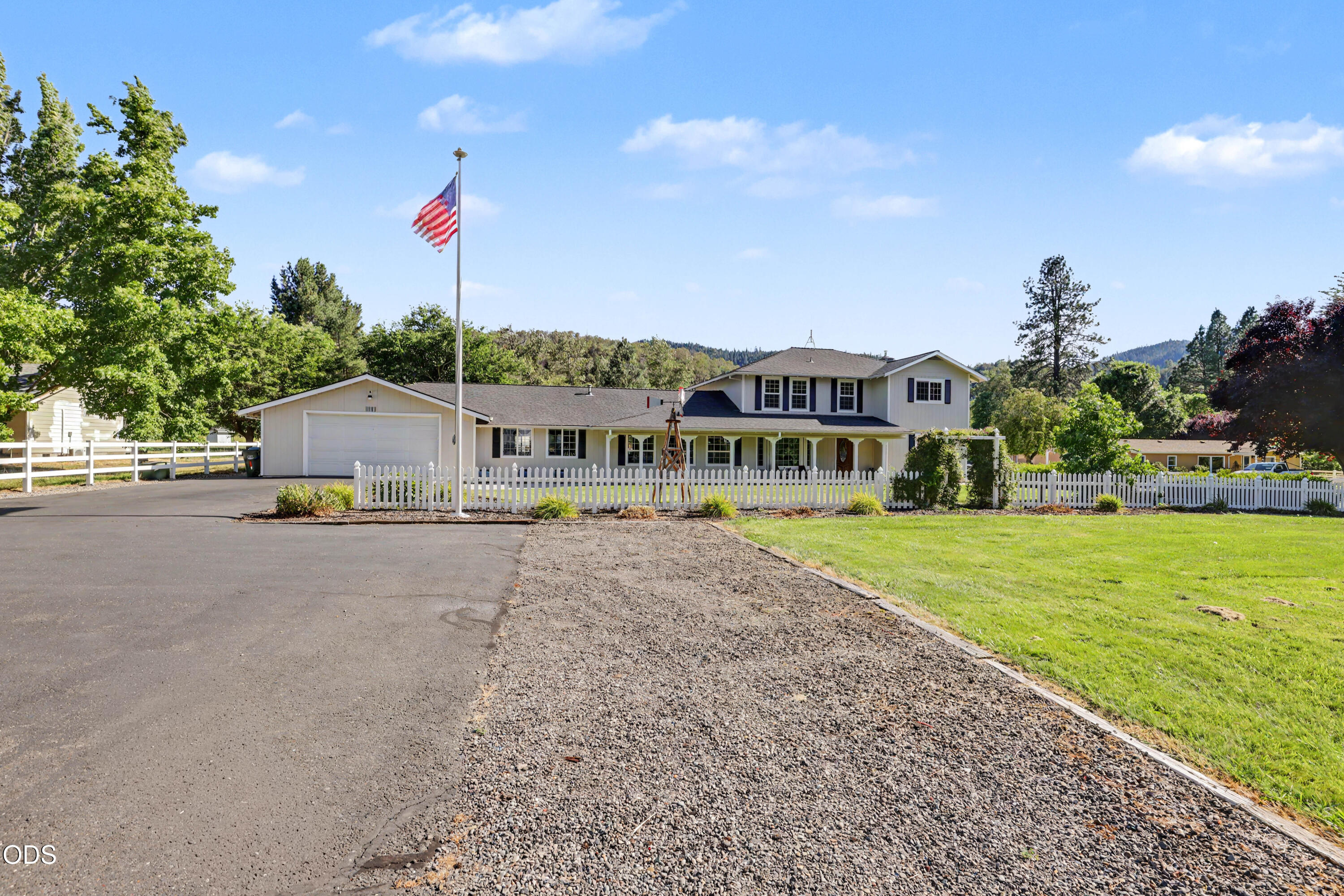 6575 Old Stage Road Central Point, OR 97502 - Photo 2 of 58