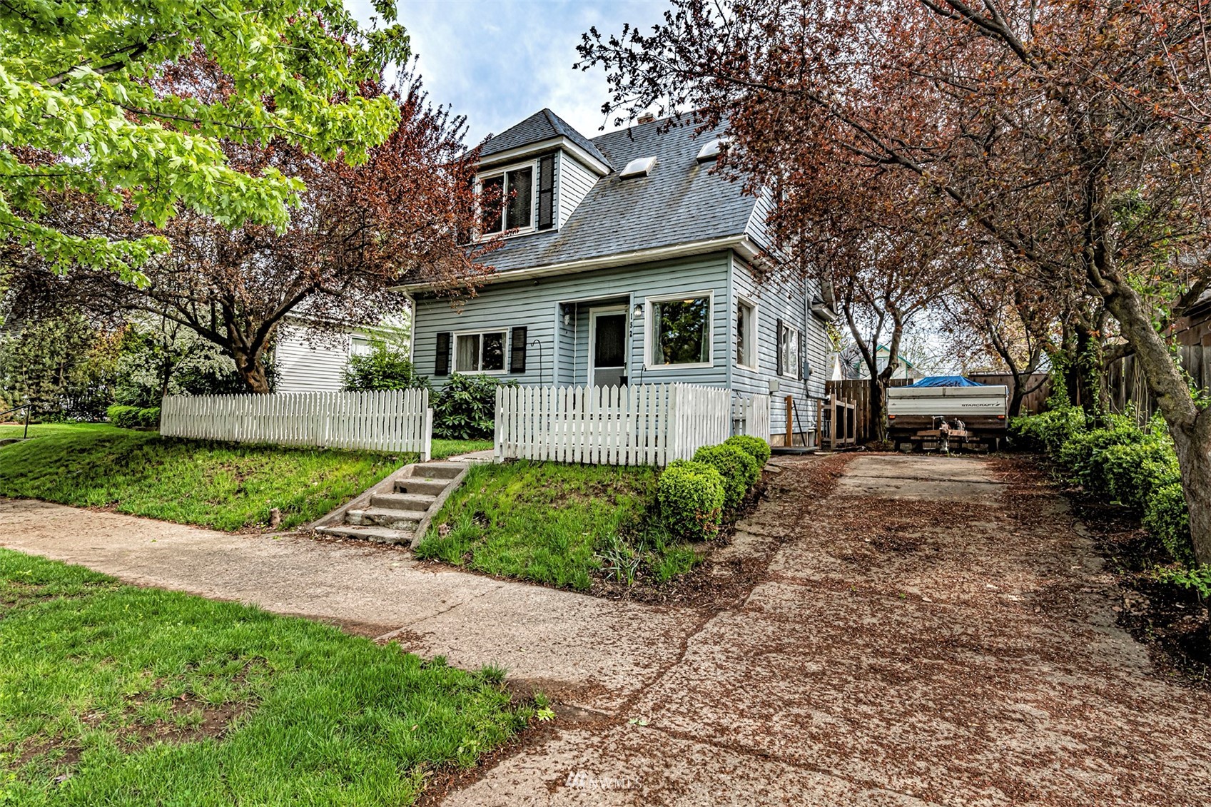 152 Locust Street Walla Walla, WA 99362 - Photo 1 of 38 a front view of a house with garden