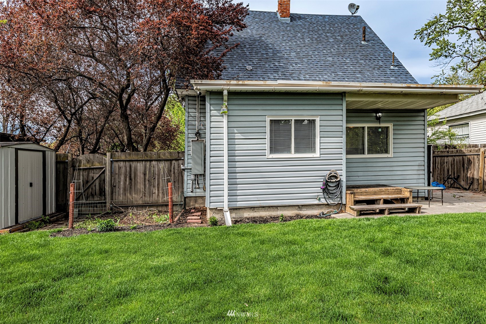 152 Locust Street Walla Walla, WA 99362 - Photo 31 of 38 a front view of a house with garden