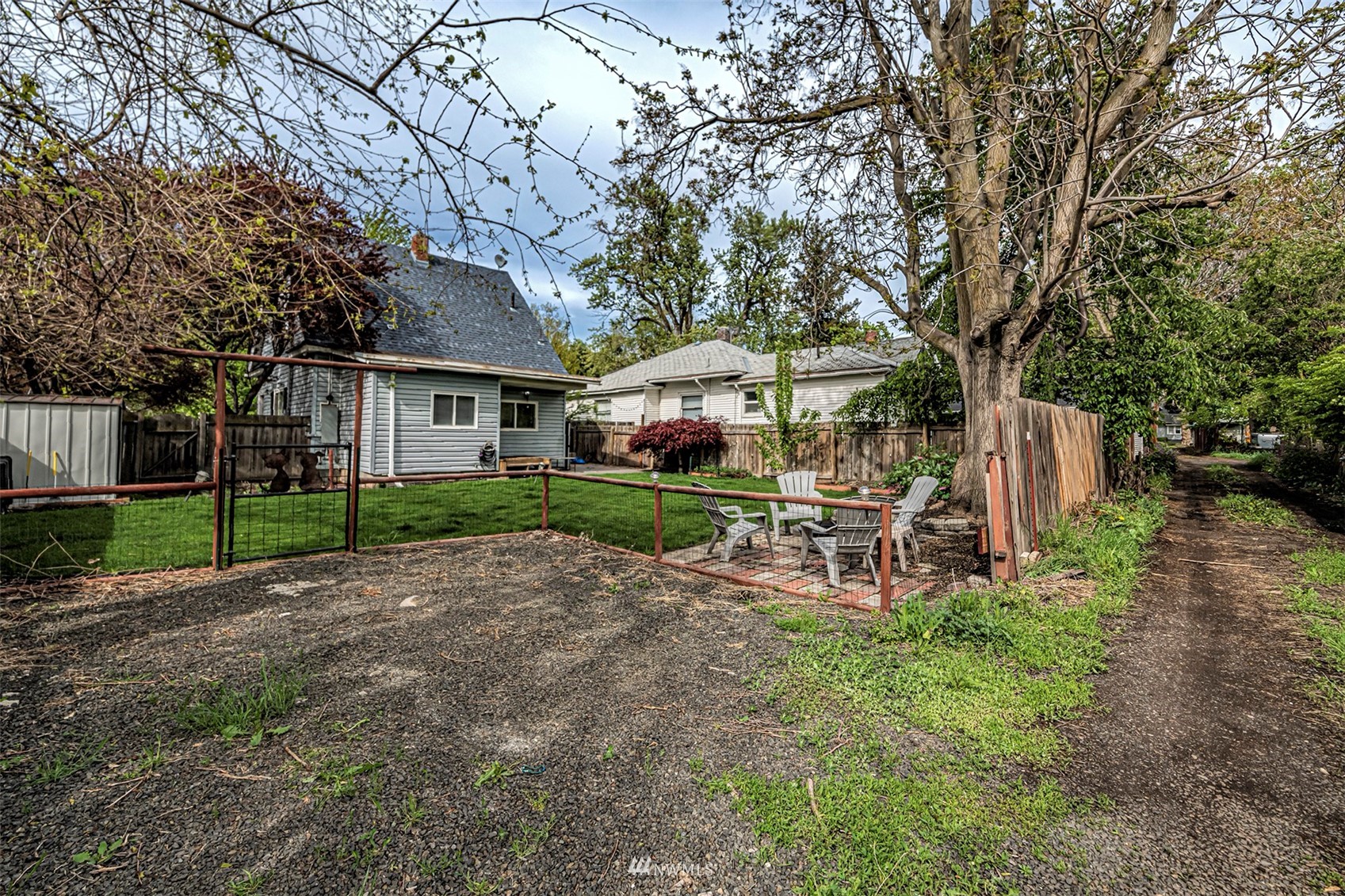 152 Locust Street Walla Walla, WA 99362 - Photo 34 of 38 a wooden bench sitting in middle of garden